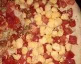 Foto del paso 2 de la receta: Pizza con dos quesos y tomate fresco