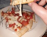 Foto del paso 5 de la receta: Pizza con dos quesos y tomate fresco