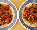 Foto del paso 8 de la receta: Noodles con verduras, cherrys y cerdo con piñones al Wok
