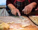 Foto del passaggio 8 della ricetta Gnocchi con papà!