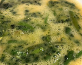 Foto del paso 2 de la receta: Tortilla de espinaca, espárragos y gambas