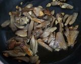 Foto del paso 3 de la receta: Setas al ajillo con gambas cocidas salteadas