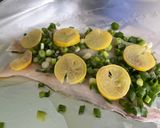 Une image de l'étape 7 de Filets de merlu blanc aux cebettes, citron confit et épices.