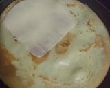 Foto del paso 4 de la receta: Panqueque de jamón y queso (masa con tallo de perejil 🌱 😁)
