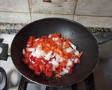 Foto del paso 2 de la receta: Daditos de pollo con guisantes y pimientos