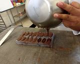 Foto del paso 11 de la receta: Bombones de chocolate con relleno de chapulín