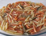 Φωτογραφία βήματος 2 της συνταγής One pot πέννες τρικολόρε με τυριά και κρέμα γάλακτος