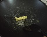 Foto langkah ke 2 dari resep Garlic Butter Rice (Nasi Mentega Bawang Putih).