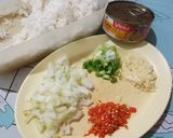Foto langkah ke 1 dari resep Nasi Goreng Tuna Praktis.