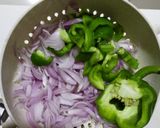 शिमला मिर्च और प्याज़ का चटपटा बेसन (Shimla mirch aur pyaz ka chatpata besan recipe in Hindi) रेसिपी चरण 1 फोटो