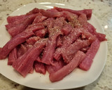 Foto del paso 3 de la receta: Solomillo de cerdo con shiitake y salsa de tomate y pimientos