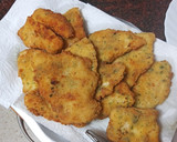 Foto del paso 8 de la receta: Merluza frita con papas asadas y mojo de pimiento y tomate seco