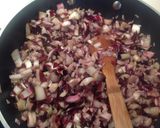 Foto del passaggio 2 della ricetta Risotto con radicchio trevigiano tardivo e salsa di mirtilli