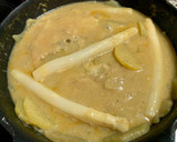 Foto del paso 3 de la receta: Merluza con patatas en salsa de puerros