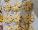 Foto langkah ke 7 dari resep Donat Bunga Empuk Tanpa Kentang.