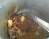 A picture of step 3 of Alo gosht.