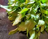 A picture of step 1 of Palak Aloo Lehsuniya.