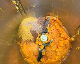 Gambar langkah 4 resipi Lokan Masak Lemak Berempah.