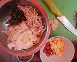 Foto langkah ke 2 dari resep Tumis Pelangi Praktis (kol, tauge, sosis, telur).