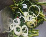 Foto langkah ke 2 dari resep Tumis Kangkung Saos Tiram.