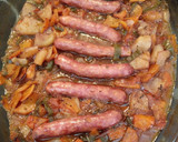 Foto del paso 3 de la receta: Salchichas al horno con vino tinto y verduras