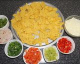 Foto del paso 2 de la receta: Nacho chips con atún y queso mozzarella
