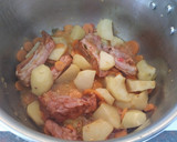 Foto del paso 4 de la receta: Costillas adobadas guisadas con patatas, guisantes y zanahorias