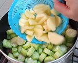 A picture of step 5 of Ridge Gourd (Turai) With Chicken Wings.