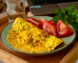 Foto del paso 3 de la receta: Almuerzo proteico de tortilla perejil con ensalada de tomate