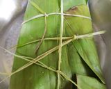 A picture of step 3 of Rohu fish in banana leaf.