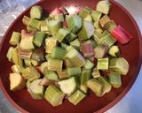 Une image de l'étape 2 de Compote de pêches et rhubarbe au citron.