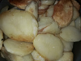 Pollo con papas a las hierbas, especias y vino tinto