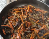 Foto del paso 3 de la receta: Wok de vegetales y espaguetis 🍆🥕🧅🫑