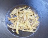 உருளைக்கிழங்கு ஆம்லெட் (Urulaikilanku omelette recipe in tamil) ரெசிபி ஸ்டேப் 1 புகைப்படம்