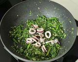 Foto langkah ke 5 dari resep Cumi Cabai Hijau Devina Hermawan.