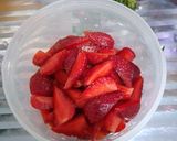 Foto langkah ke 2 dari resep Korean Strawberry Milk.