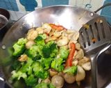 Foto langkah ke 4 dari resep Cah jamur brokoli.