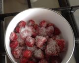 صورة لخطوة 2 من وصفة كيك الشوكولاتة والفراولة بالصوص اللامع 🍓