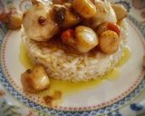 Foto del paso 3 de la receta: Timbal de arroz carnaroli con vieiras y zamburiñas al ajillo