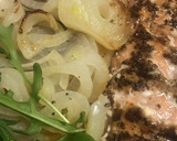 Foto del paso 4 de la receta: Salmón salvaje marinado, a las brasas, con cebolla en paquetito