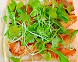 Hình bước làm 2 của món Sandwich cá hồi, rau mầm và phô mai