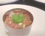 Foto del paso 5 de la receta: Tartar de atún sobre base de guacamole