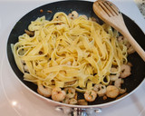 Foto del paso 4 de la receta: Tagliatelli con gambas al ajillo