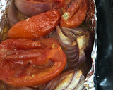 Foto del paso 2 de la receta: Pimientos asados con tomatitos, ajos, cebolla morada y quinoa integral