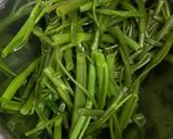 Hình bước làm 2 của món Mì Gói Xào Ốc Móng Tay