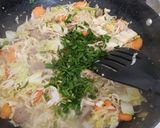 Foto langkah ke 8 dari resep Mie goreng kuning.