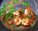 รูปขั้นตอนการทำที่ 5 ของ กุ้งผัดใบกระเพราราดหน้าข้าว