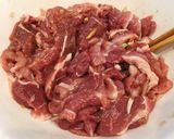Hình bước làm 1 của món Thịt Heo Xào Nấm