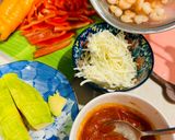 Hình bước làm 1 của món “Pizza lười” với đế bánh tortilla