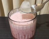 Foto langkah ke 4 dari resep Strawberry Milkshake.